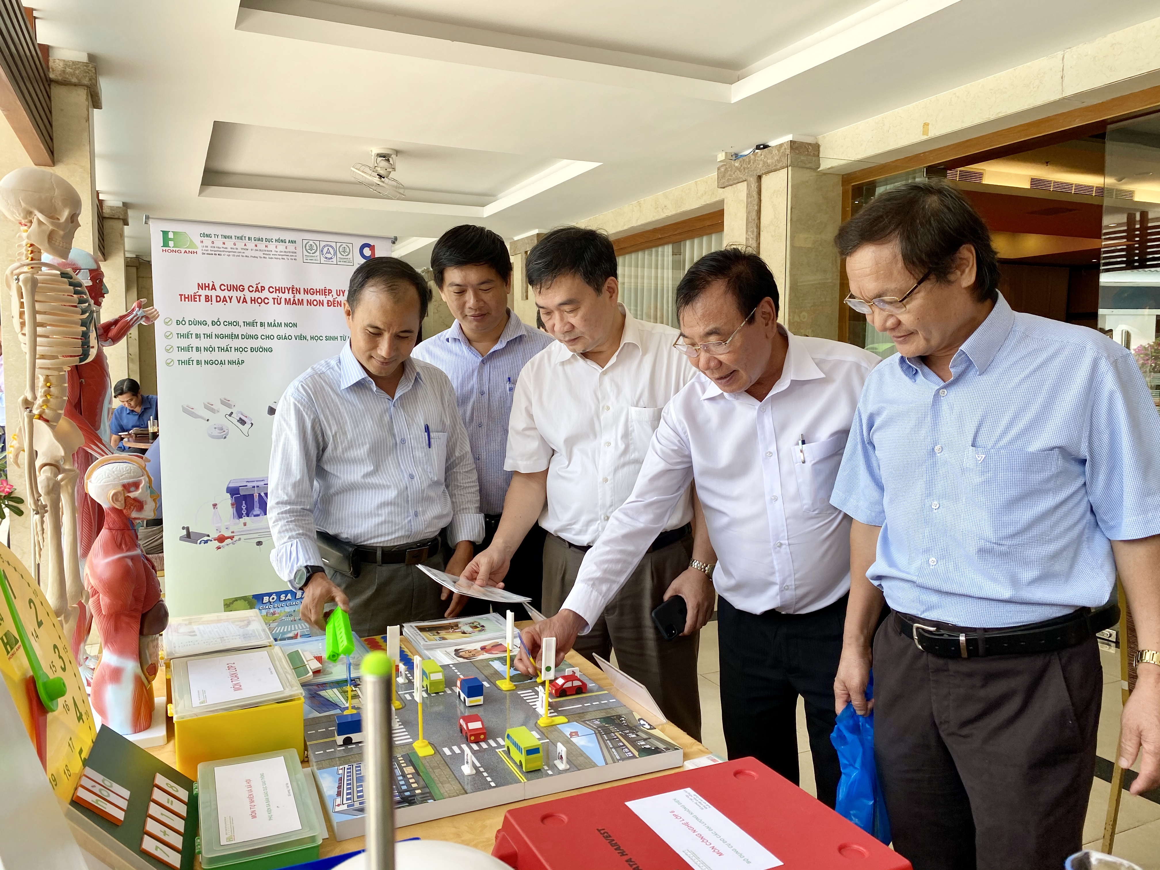 Cần ban hành sớm danh mục thiết bị dạy học tối thiểu cho từng lớp